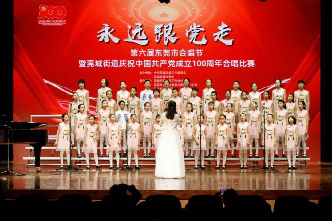 沙滩游玩的女孩们